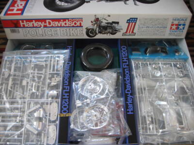 Harley Davidson FLH 1200 Police TAMIYA 16038 1/6ème maquette char promo