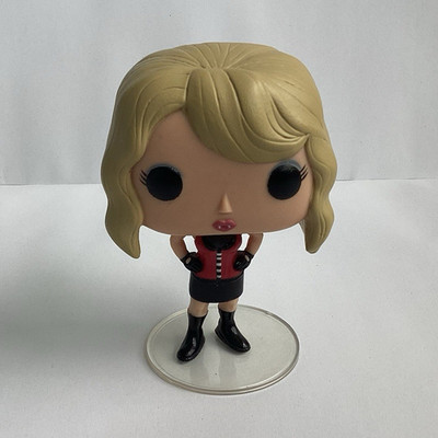 Funko Pop Vinylfigur blonde Frau rot-schwarz mit Standfuß Nr. 239 (2014)