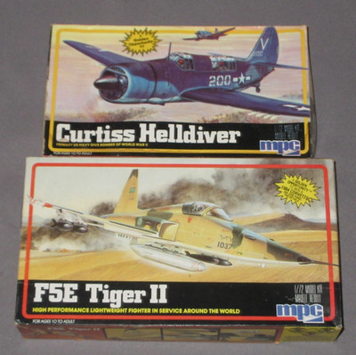 2 Vintage MPC 1:72 Airplane Models 1983 Curtiss Helldiver 1984 F5E Tiger II