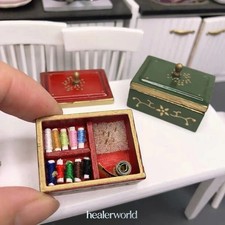 Caja de costura vintage miniatura para casa de muñecas escala 1/12 sastrería armario madera