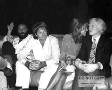 ROBIN WILLIAMS & ANDY WARHOL @ STUDIO 54 IN 1979 - 8X10 PUBLICITY PHOTO (AB-993)