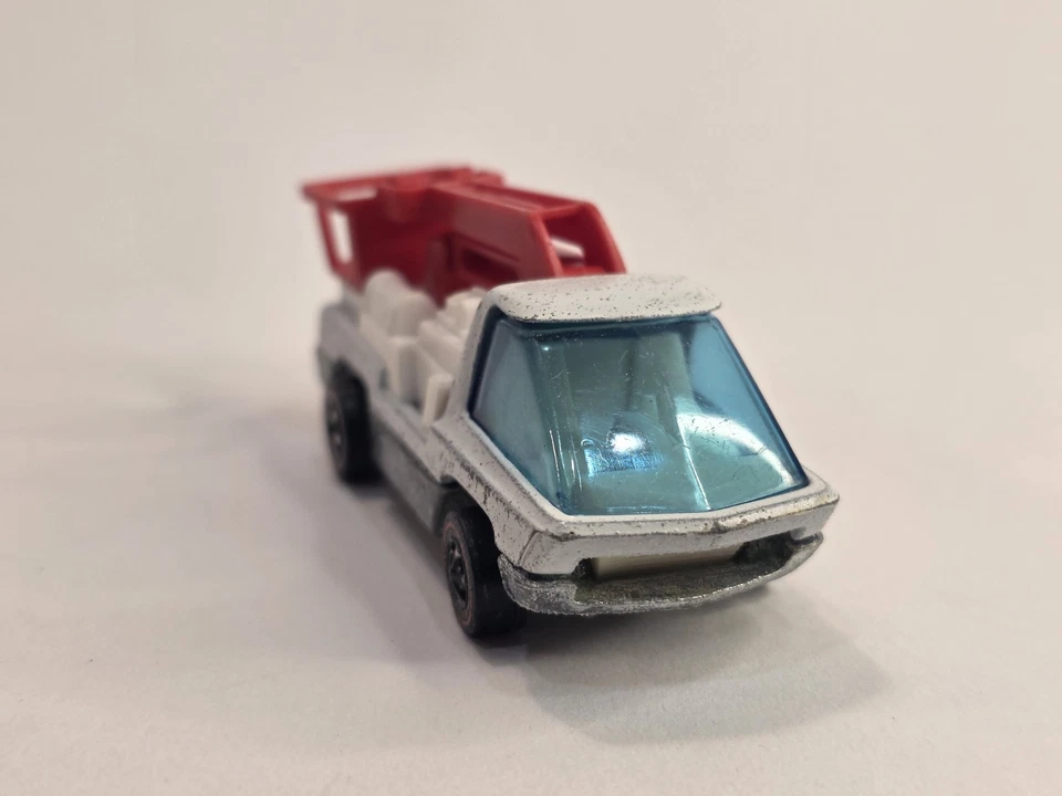 Hot Wheels Redline 1969 Heavyweights Snorkel HK White Enamel Bucket Lift Truck  - Image 2 of 4