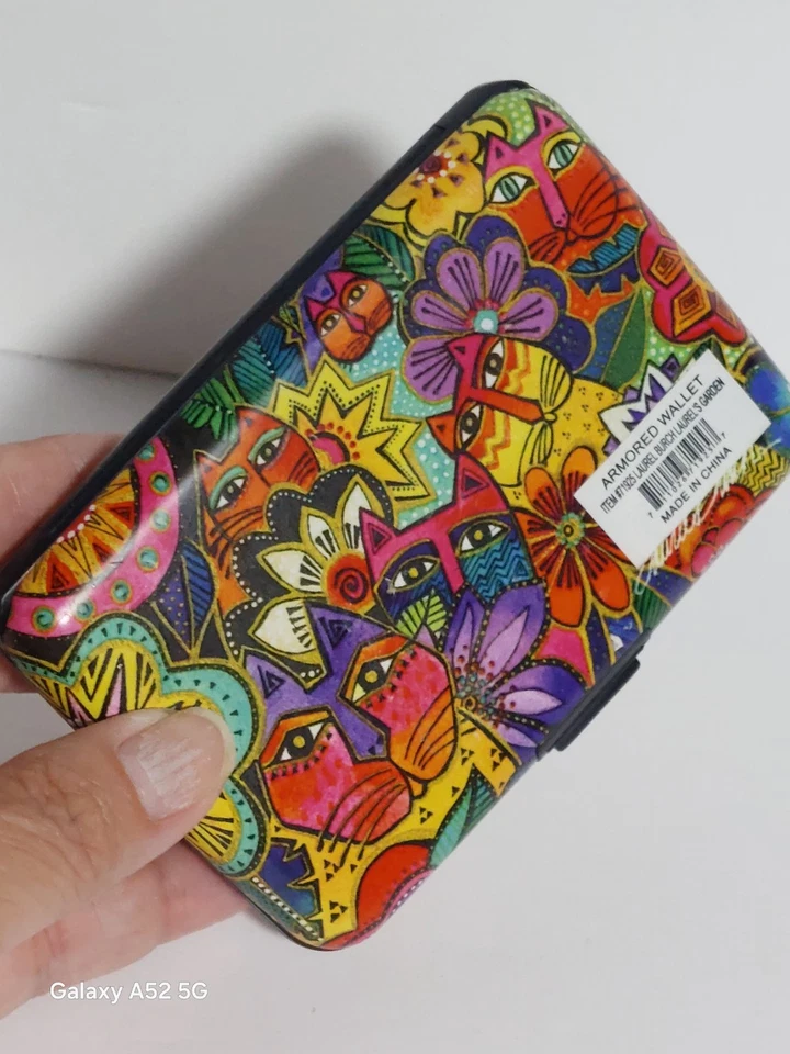 Porta-Cartão Carteira Laurel Burch Proteção RFID Estojo Rígido Gatos Clássicos 3x4,5" - Imagem 2 de 4