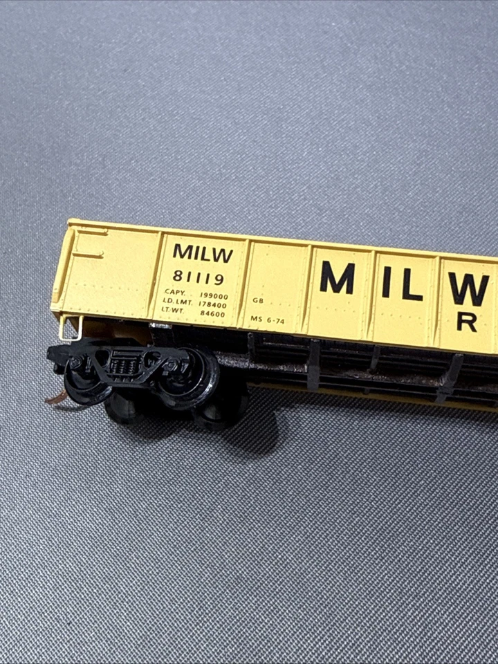 N Scale Micro-Trains MTL 48110.2 MILW Milwaukee Road 50' Gondola #81119 w/ Load - Image 4 of 4