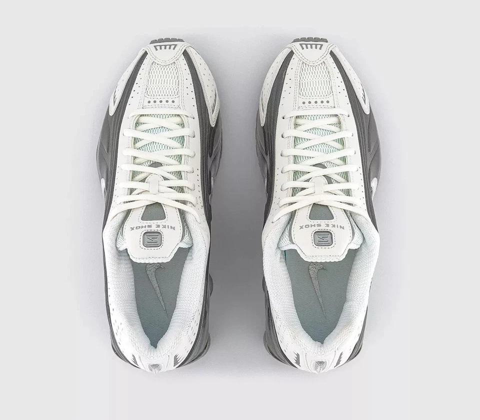 Nike Nike Shox R4 Scarpe da Ginnastica Bianco Metallizzato Sneakers IB7703-100 UK 3 4 5 6 7 8 - Immagine 4 di 4