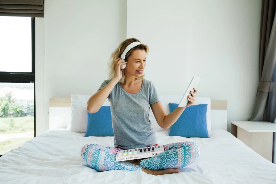 Controller Midi Bluetooth a batteria, ideale per GarageBand su iPad e iPhone - Immagine 3 di 4