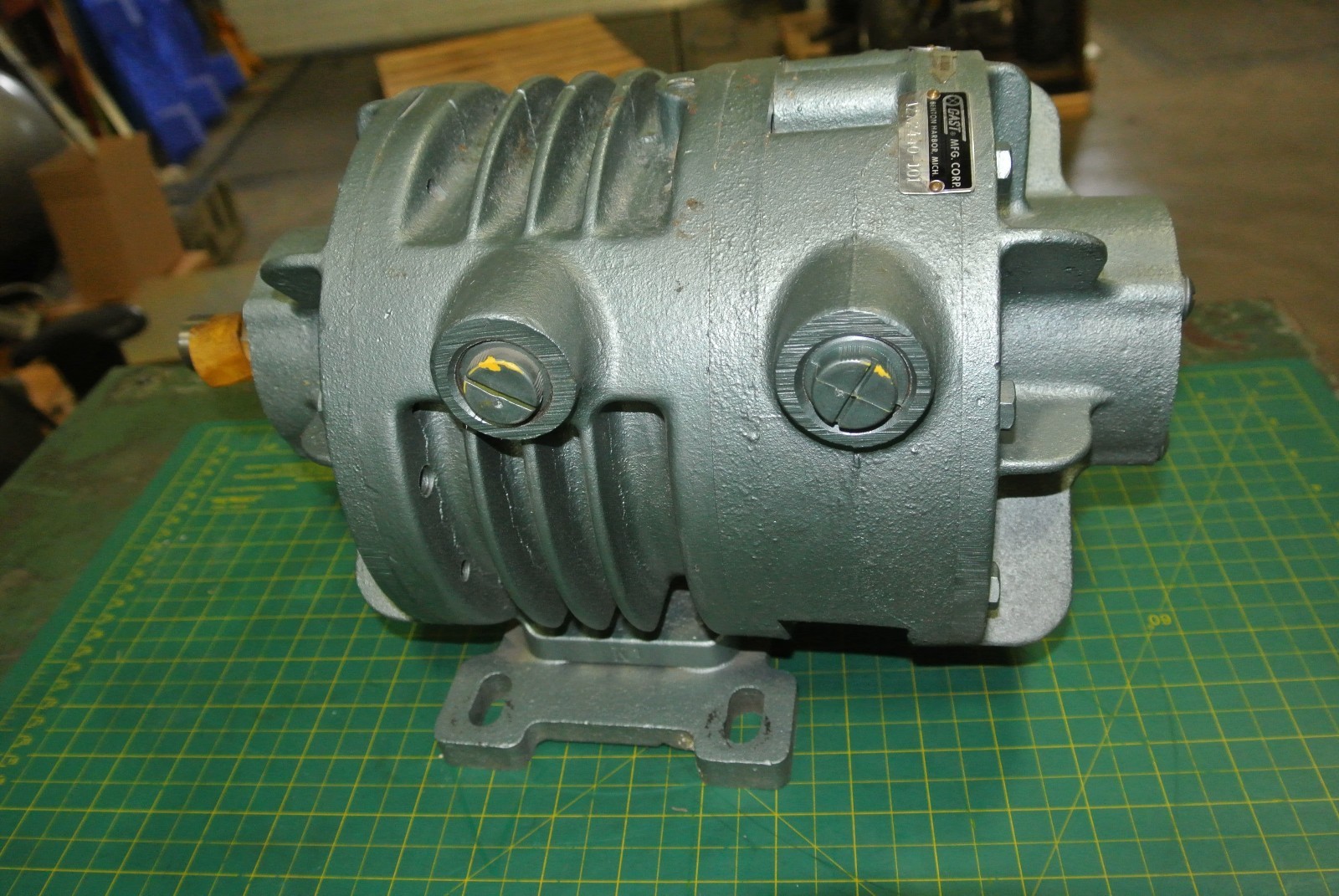 GAST OILLESS VACUUM PUMP 12X2440101 [WHSE02.26A2] eBay