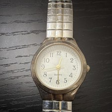 Quartz Analog Wristwatch Silver-Tone Metal Bracelet Arabic Numerals White Dial