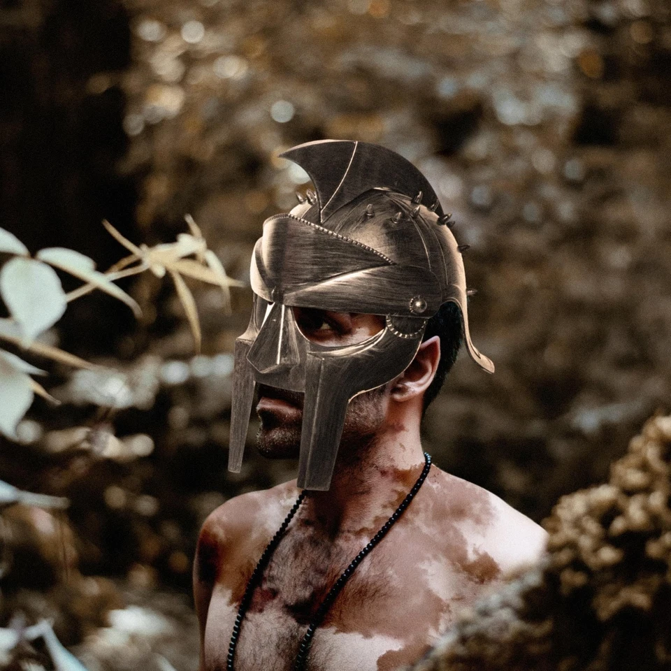 Casco de gladiador con púas accesorio de disfraz para adulto Foto 2 de 3