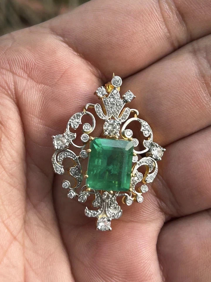 Broche prendedor Art Deco esmeralda simulada corte esmeralda de 4 quilates chapado en oro de dos tonos de 14 quilates Foto 4 de 4