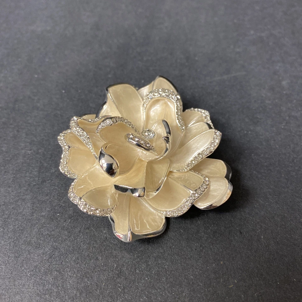 Joan Rivers 花胸针 Gardenia 铺路水晶银色珐琅 — 第 2/4 张图片