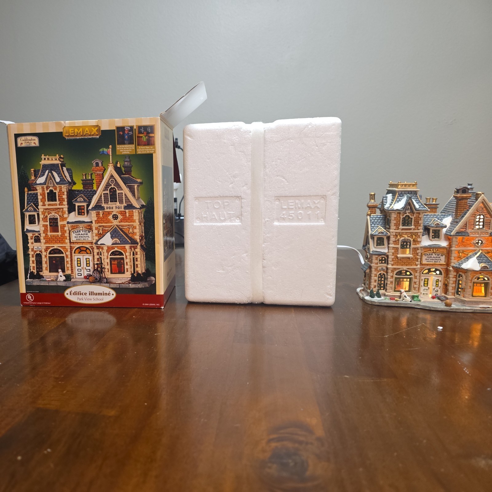 Lemax 2004  Caddington Villiage Collection Park View Grade School