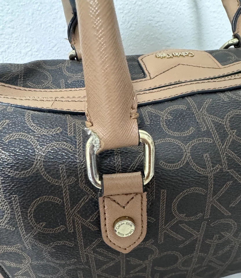 Cartera Calvin Klein Signature bordada con flores y cremallera. Foto 4 de 4