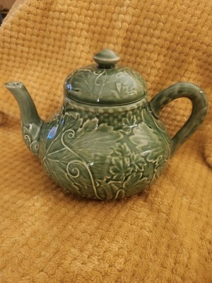Vintage Bordallo Pinheiro Portugal Leaf Vine Majolica Green Teapot & Lid