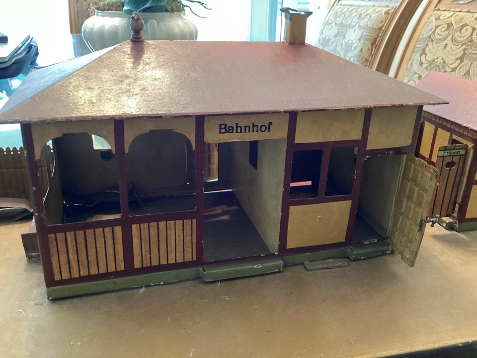 Estación de tren de preguerra Märklin Bahnhof No. 2030 Plus puerta de cruce/semáforo/señal Foto 3 de 4