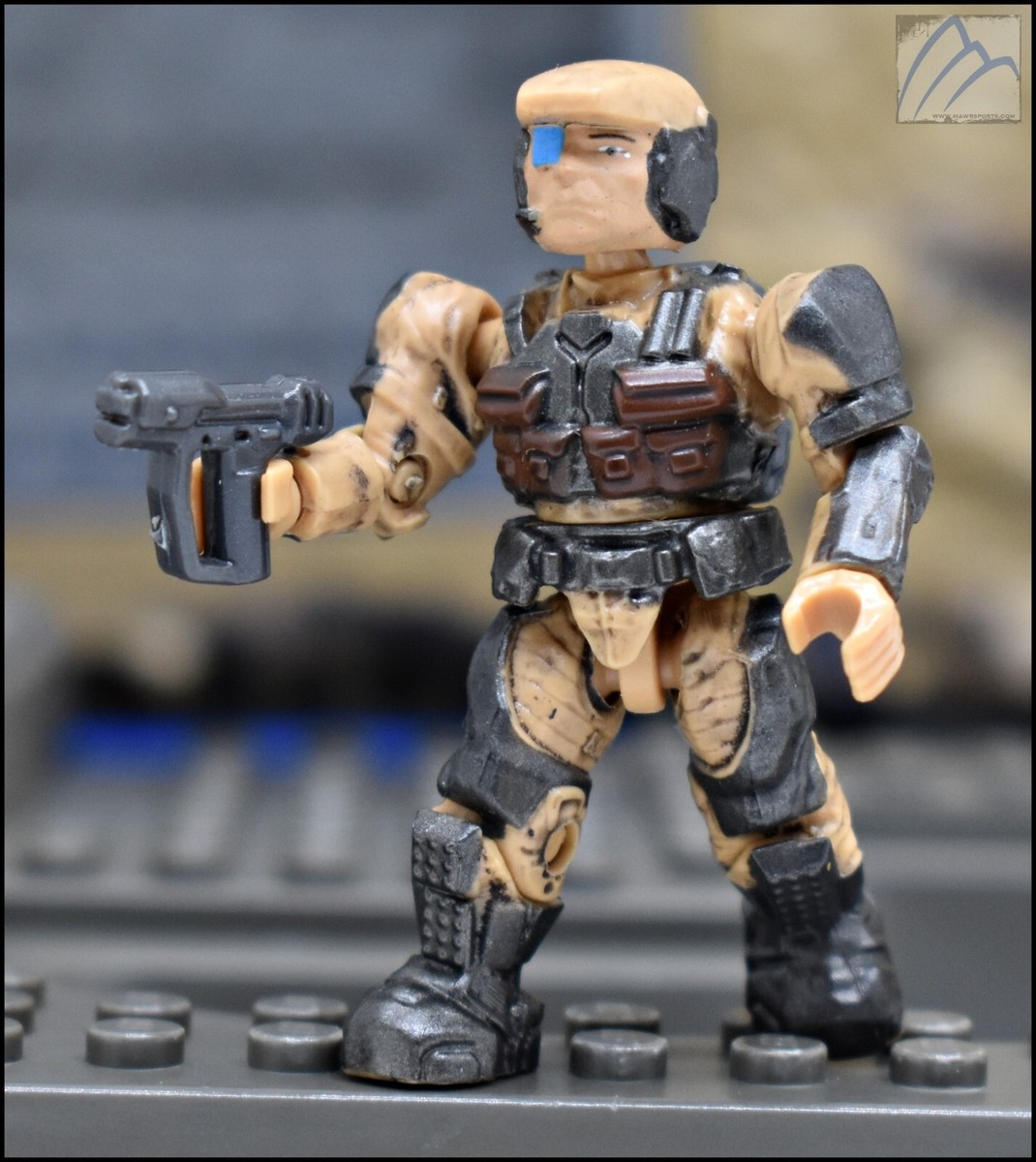 HALO MEGA BLOKS UNSC DESERT TAN ARMOR MARINE W/ M6D MINI FIGURE 96958