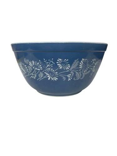 Vintage Pyrex 402 Colonial Mist Blue w/ White Flowers 1.5 Qt Mixing Bowl 7.25”