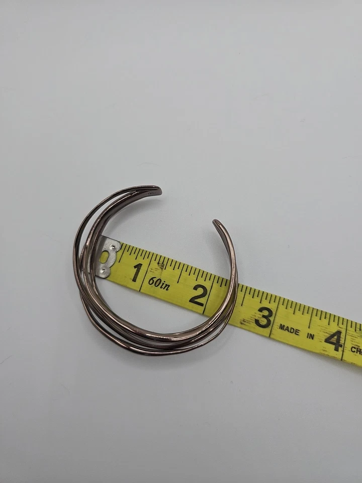 Brazalete de metal retorcido color oro rosa Alexis Bittar Foto 3 de 4