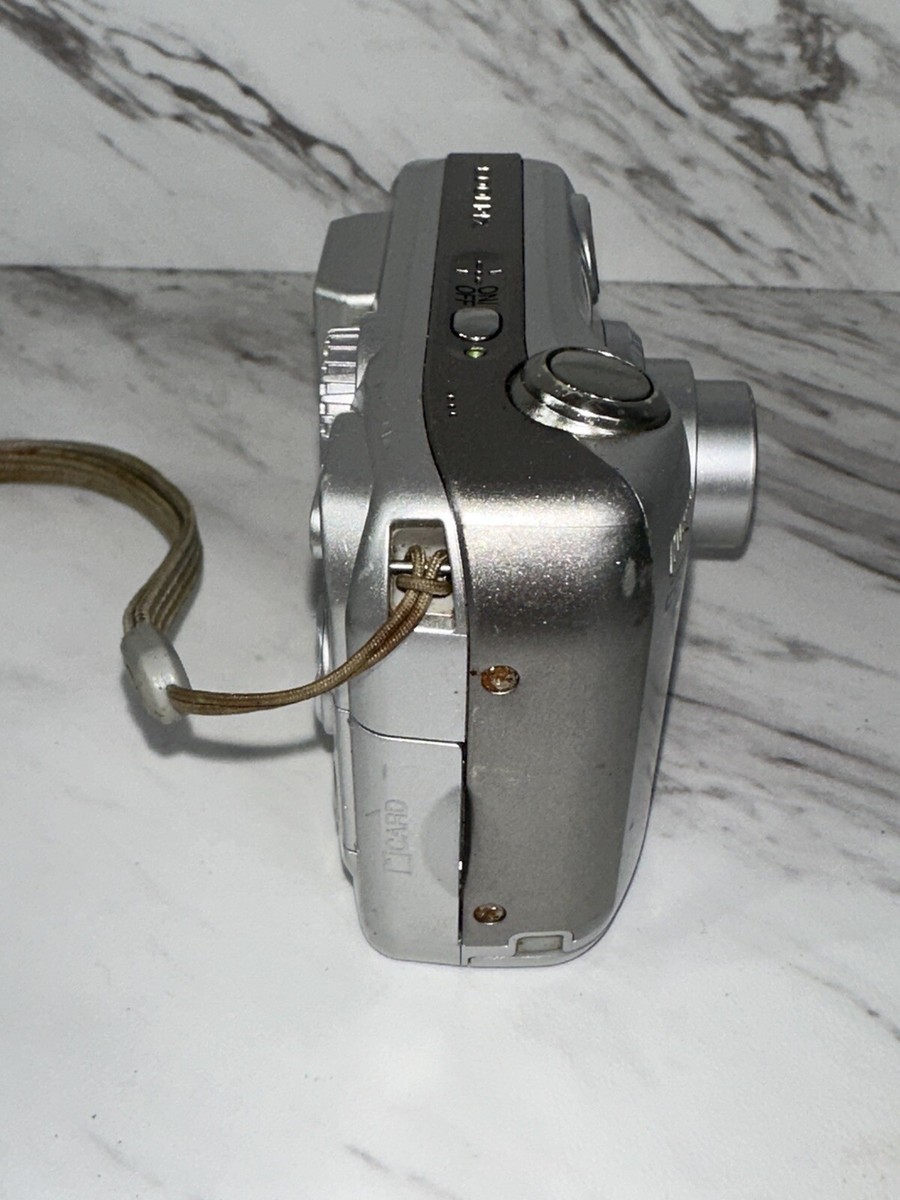 Nikon Coolpix E3200 3.2MP Compact Point & Shoot Silver Nikon Coolpix E3200 3.2MP Compact Point & Shoot Silver