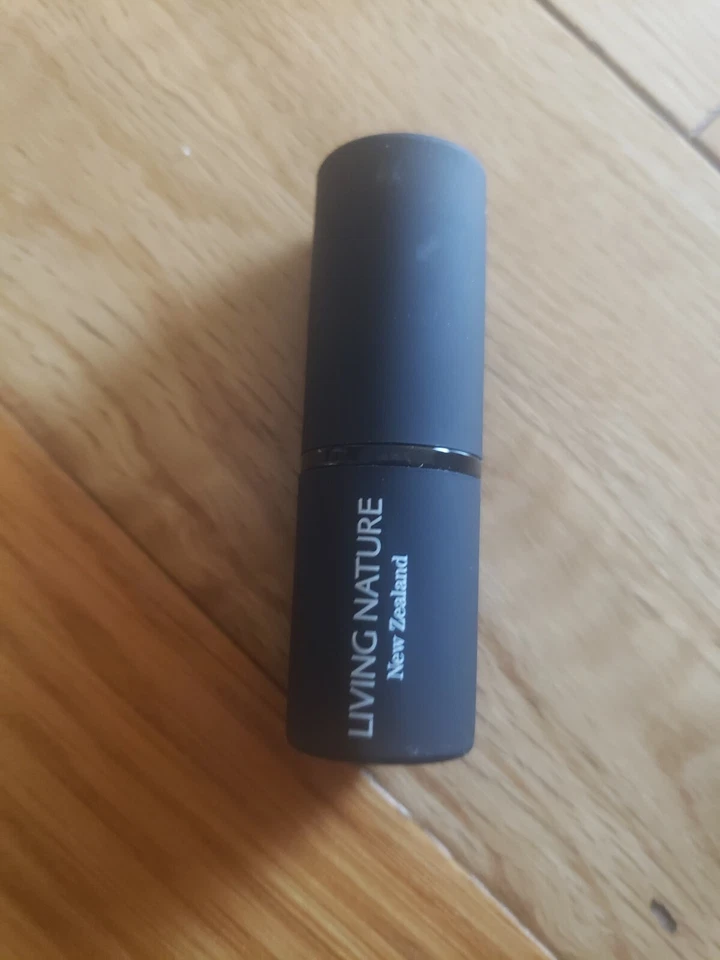 Lápiz labial Living Nature. Certificado natural. Coral Sea 04. Hecho en Net Zealand! Foto 4 de 4
