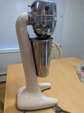 Mixer Vintage Hamilton Beach Model 30 Almond with green quilted cover Works