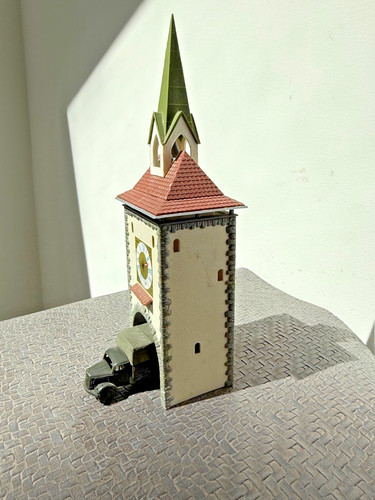 Torre de reloj de piedra arqueada estilo europeo 1763 escala HO [1/87] con campana | Zustand: Used