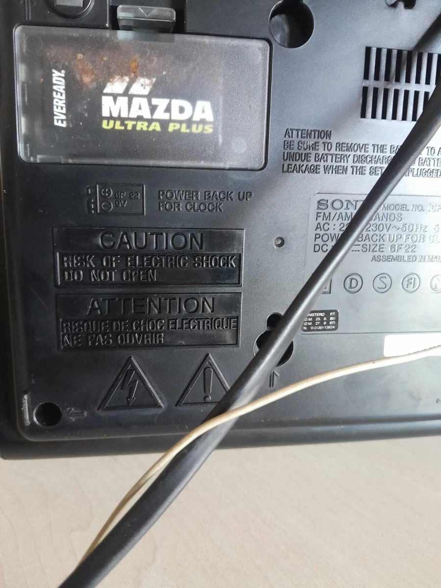 Radio despertador digital Sony ICF-C770L en funcionamiento