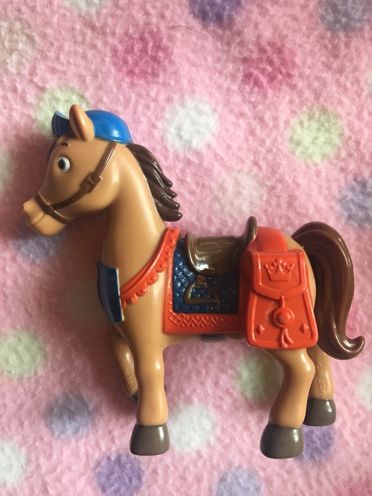 Piccolo pony giocattolo con sella cappello e armatura dipinti