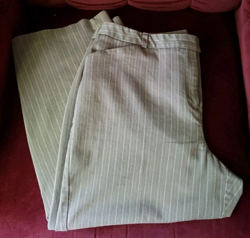 Van Heusen Size 12 Stretch Gray Striped Capri's Women's