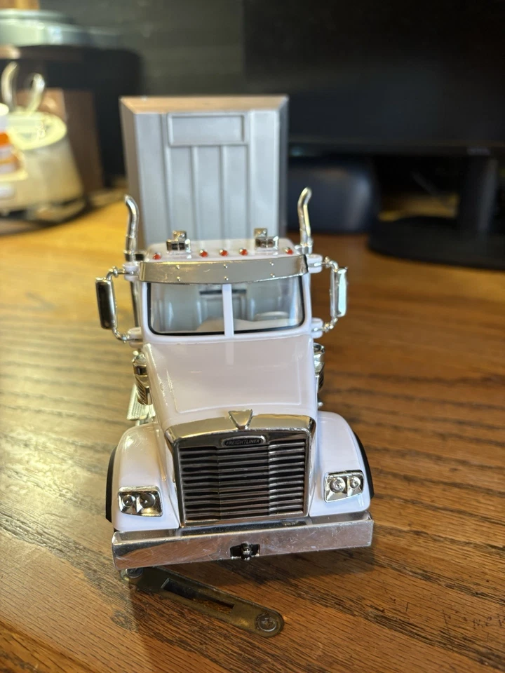 ERTL 1/32 Freightliner 122SD semicabina con remolque de ganado usado buen limpio Foto 4 de 4