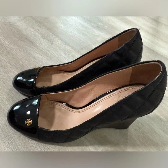 Tory Burch Black Quilted Patent Cap Toe Wedge Heels Women's Shoes Size 7.5 M - Image 2 of 4
