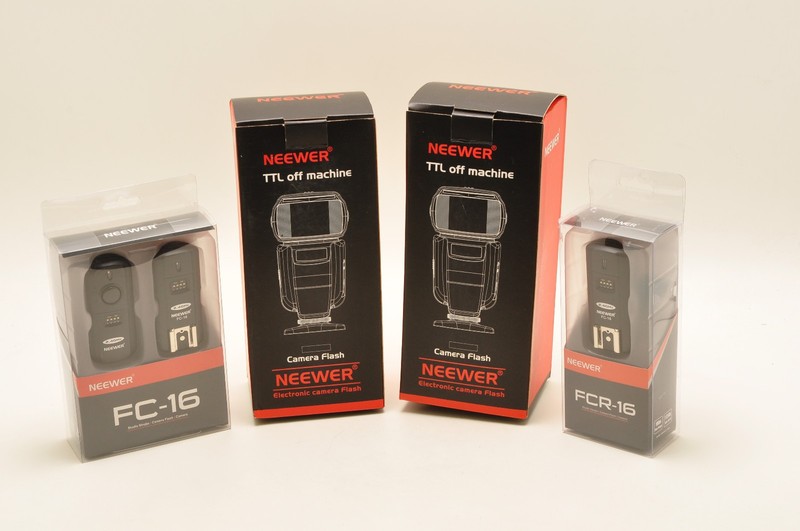 NEEWER  NW 562C FLASH COMBO 2 SPEEDLIGHTS PLUS TRIGGERS FOR CANON...OPENED BOX