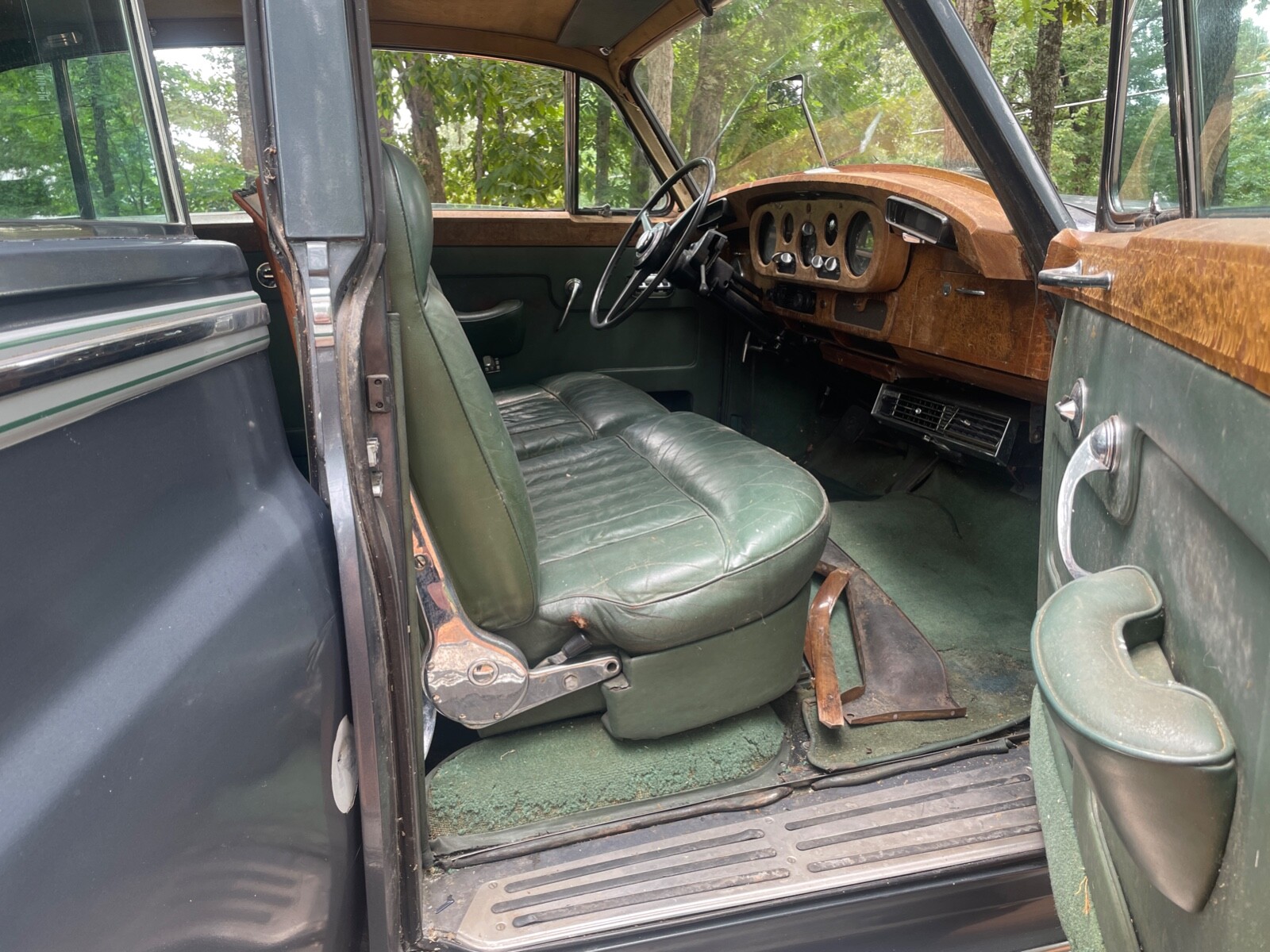 ROLLS ROYCE CLOUD PHANTOM BENTLEY BEZEL. WORLDS LARGEST 1946-1965 USED INVENTORY