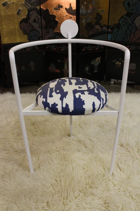 4 sillas blancas de acero de estilo posmoderno hechas a medida - sin mesa Foto 2 de 4