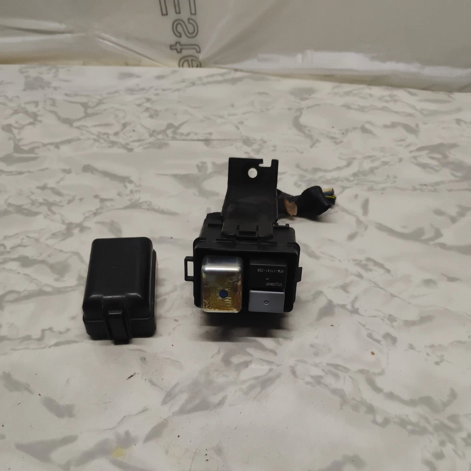 2002 Honda Odyssey sob o capô lado direito. CAIXA DE RELÉ PEQUENA com SUPORTE E TAMPA FABRICANTE DE EQUIPAMENTO ORIGINAL B54 - Imagem 2 de 4