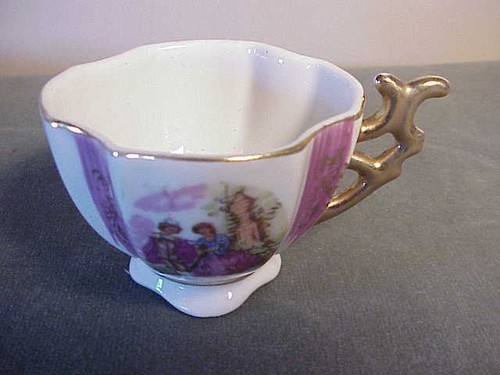 JUEGO DE TAZA DE TÉ Y PLATILLO DEMITASSE DE LUJO DE COLECCIÓN - ESCENA PASTORAL DE AMANTES ROSA Y DORADO - Imagen 4 de 7