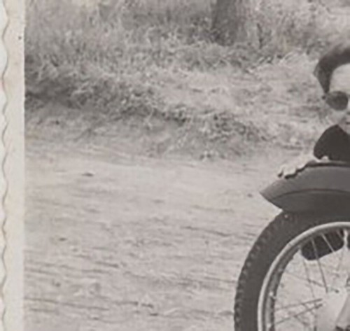 Foto abstracta instantánea inusual para motocicletas de motocicleta para mujer joven bastante atractiva - Imagen 4 de 7