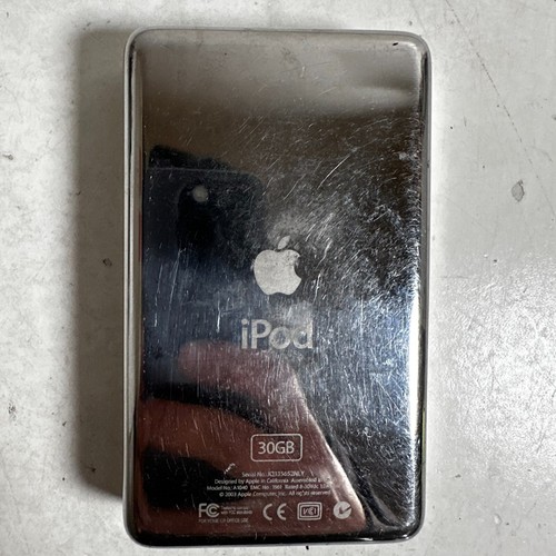 Apple iPod Classic 3rd Gen A1040 White Portable 2.5" LCD 30GB MP3 Media Player - Picture 6 of 10
