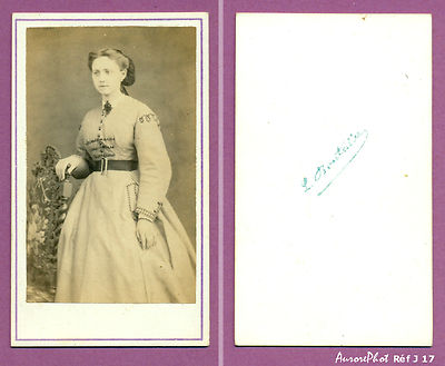CDV BOUTEILLER JEUNE FEMME SECOND EMPIRE EN POSE EN ROBE CLAIRE