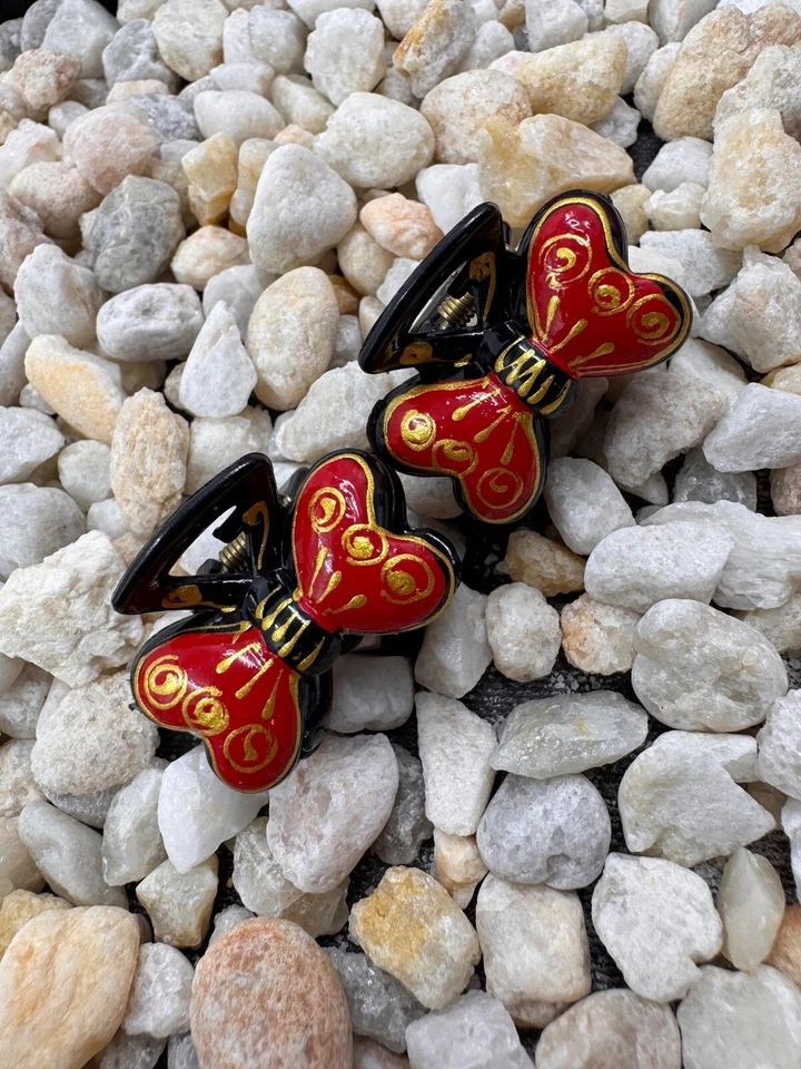 Un par de pequeñas pinzas para el cabello pintadas a mano - dos mariposas rojas Foto 4 de 4