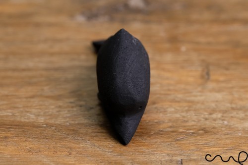 Lindo pequeño adorno de madera pequeño delfín negro tallado a mano hecho a mano - Imagen 5 de 8