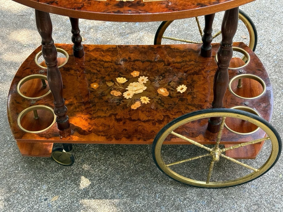 Carro de bar o té vintage italiano con incrustaciones de madera para servir té o marquetería con ruedas Foto 3 de 4