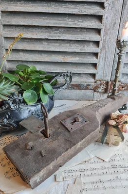 ANCIENNE SERRURE ET CLE EN BOIS ART POPULAIRE - Photo 1/4
