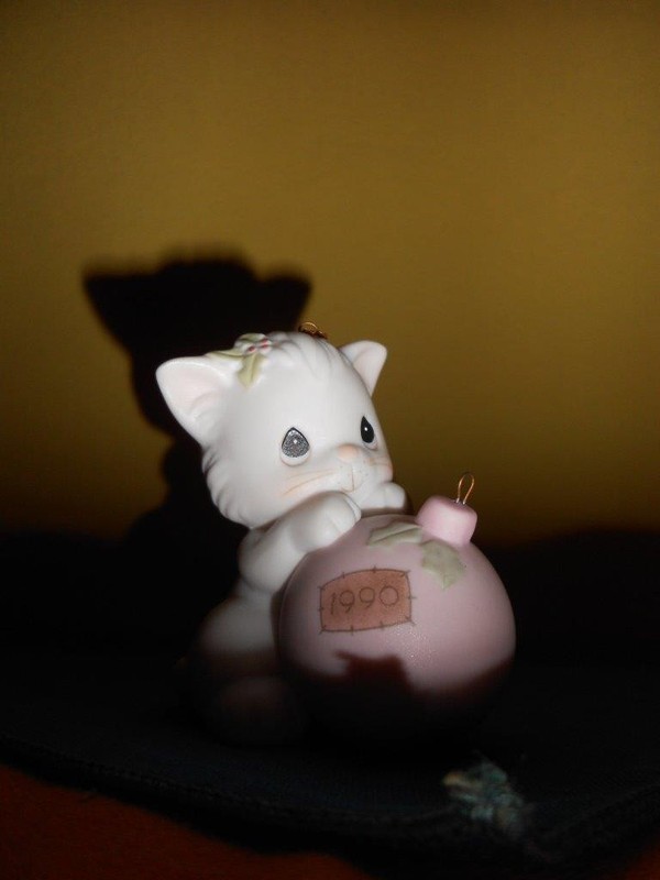 PRECIOUS MOMENTS WISHING YOU A PURR-FECT HOLIDAY #520497 ORNAMENT NEW W/O BOX.