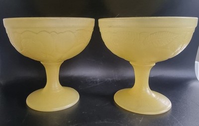 Zwei Vintage Luminarc Glas Sorbet Geschirr in gelb.