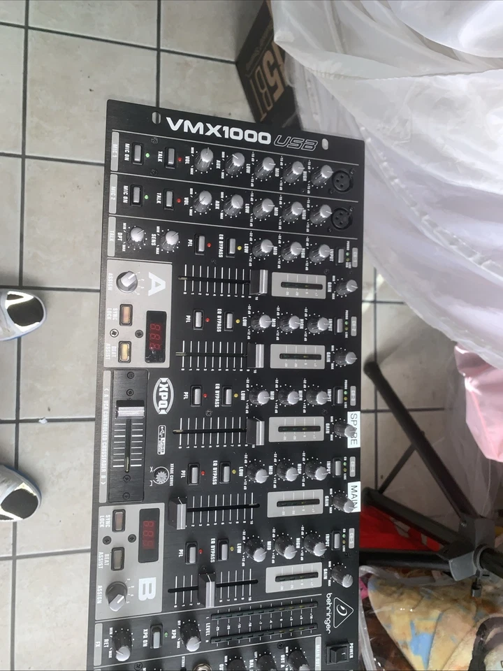 Mezclador DJ Behringer VMX 1000USB Foto 3 de 4