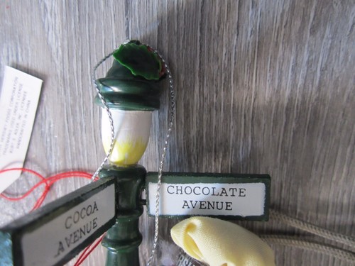 HERSHEY'S CHOCOLATE AVENUE AMERICANA ELF ON LAMP POST CHRISTMAS HOLIDAY ORNAMENT - Picture 6 of 6