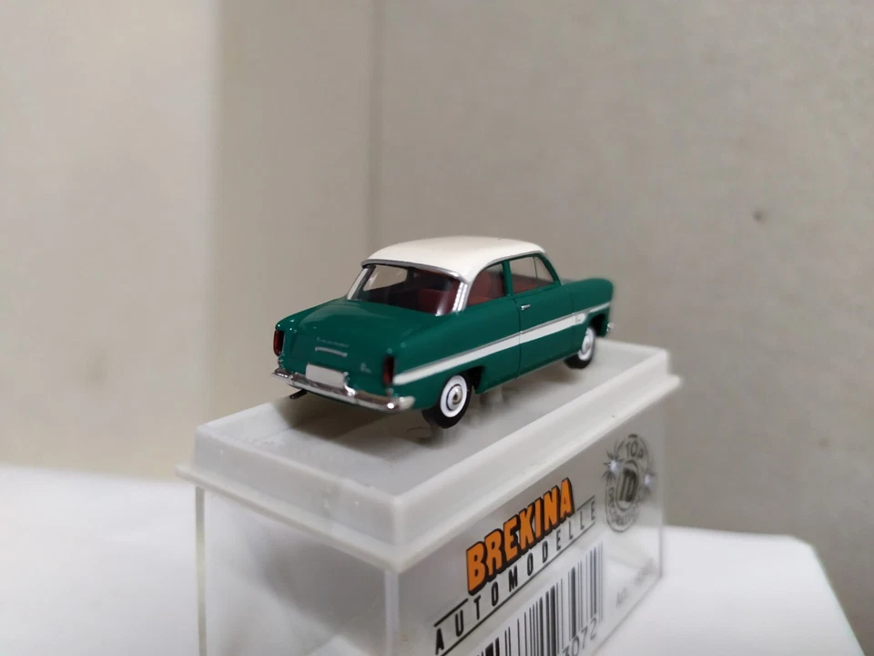 Ford 12 M . Verde y blanco . Brekina 19307 . Escala 1/87 - Imagen 3 de 4