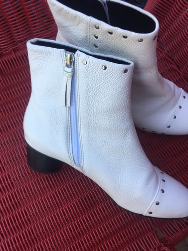 REBECCA MINKOFF BELLISSIMI STIVALETTI BIANCHI IN PELLE DI CIOTTOLI BORCHIATI CON ZIP MISURA 11M USATI IN OTTIME CONDIZIONI - Foto 4 di 9