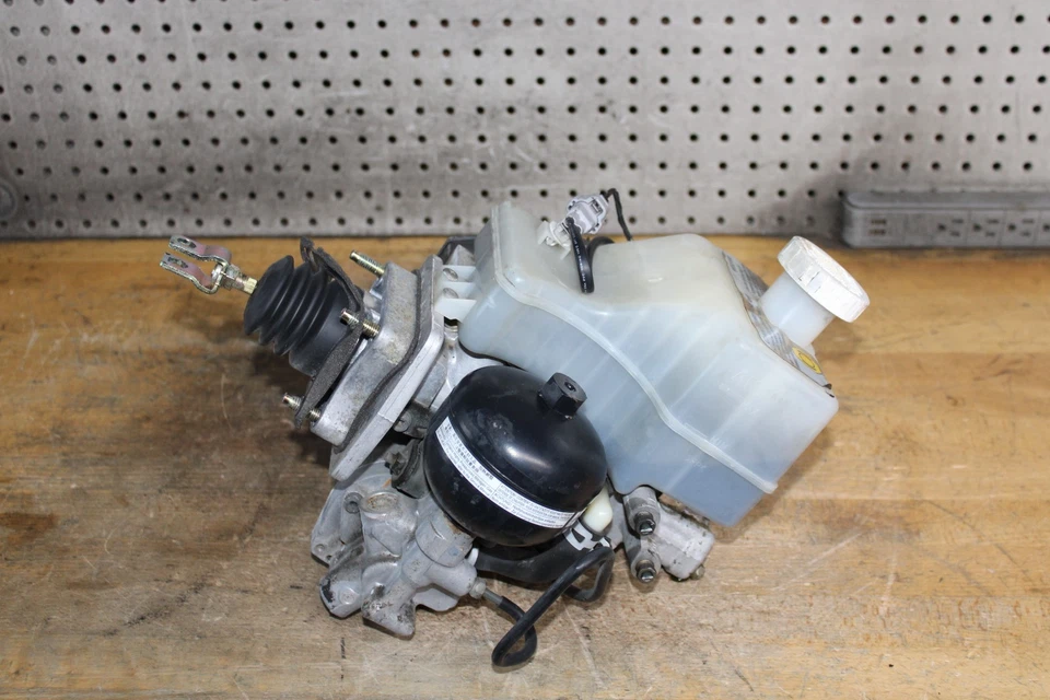 01-02 Mitsubishi Montero Limited ABS Brake Pump Module MR527590 / MR407202 - Image 4 of 4